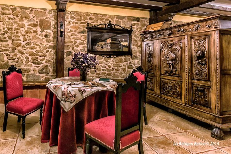La Antigua Botica Pension Pasarón Buitenkant foto